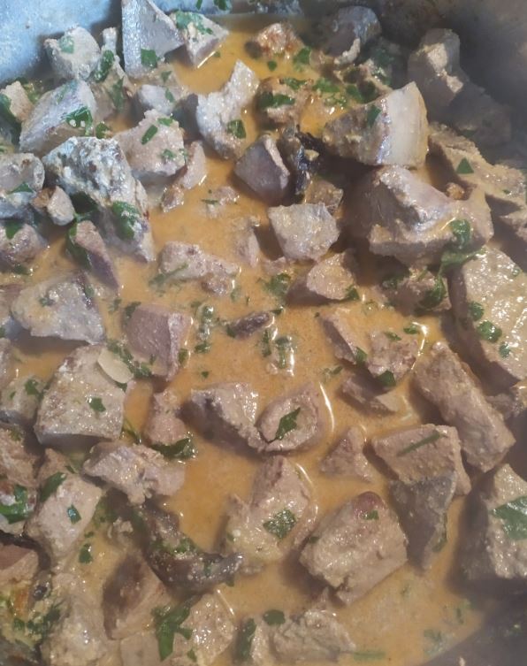 LCHF Wątroba wieprzowa smazona z cebulka, smietana 36% i pietruszka